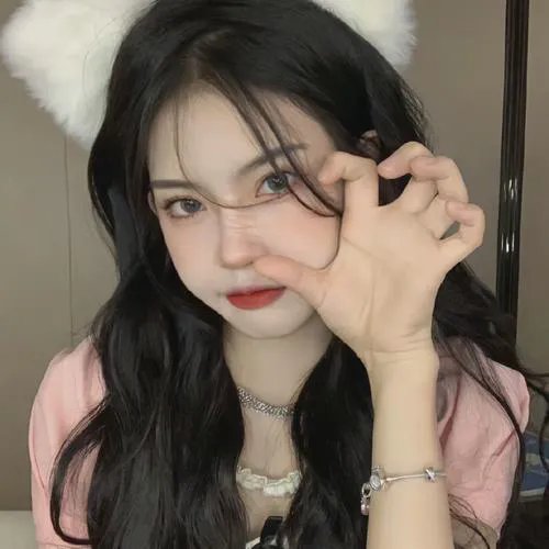 举杯畅饮的姐姐们